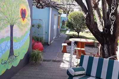 Image de Carmelo Hostel & Garden, établissement de loisirs avec décoration.