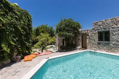 Image de Muazzo Stone House, un cottage de conte de fées!