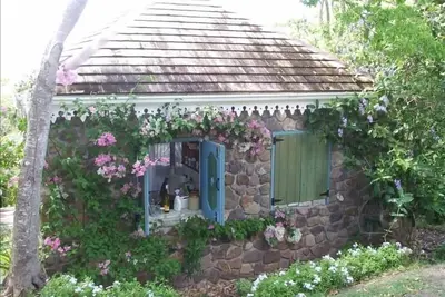 Image de Charmant refuge de jardin avec de belles vues sur la baie
