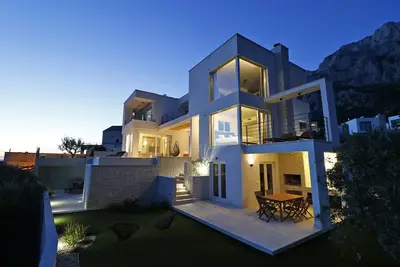 Image de Nouvelle Ouverture! Villa moderne avec piscine à débordement