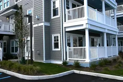 Image de Ce charmant 3 chambres, 2 salles de bain Windward Harbour Condominium est joliment décoré.