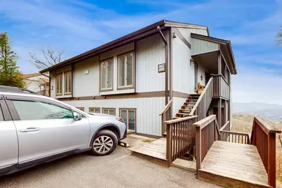 Image de Sugar Mountain villa w / vue sur la montagne et la vallée, foyer au bois et proche des sentiers