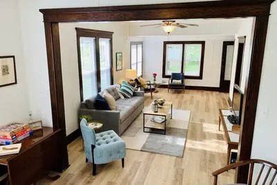 Image de La maison de bois de cœur <3: Trois chênes Dwntwn, 2br \/ 2ba