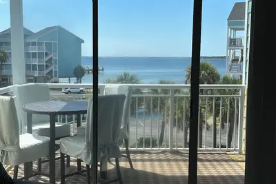 Image de Le Sound 'n Sea de Lovey's fraîchement décoré est votre escapade au bord de l'eau!