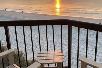 Image de Condo immaculé en bord de mer avec vue panoramique sur l'océan Atlantique