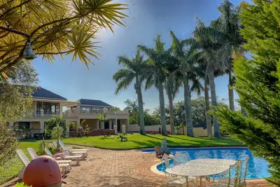 Image de Appartement dans un grand jardin tropical avec piscine et vue mer