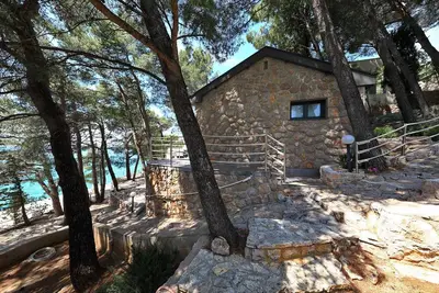 Image de Candela - maison en pierre Mirko