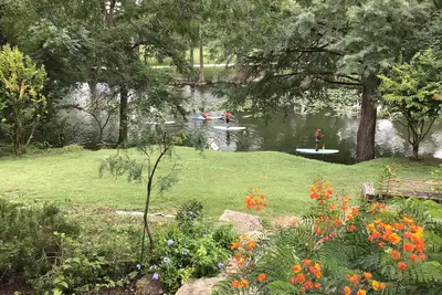 Image de Riverfront Home dans le centre-ville de Kerrville au parc