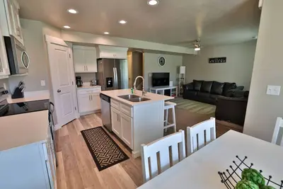 Image de Brand New 3 Bed 2. 5 Bath luxe dormir 60 Under 1 Roof avec plusieurs unités louées
