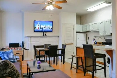Image de IstorHistorique, spacieux et amusant 2br Apt @ Downtown Albany