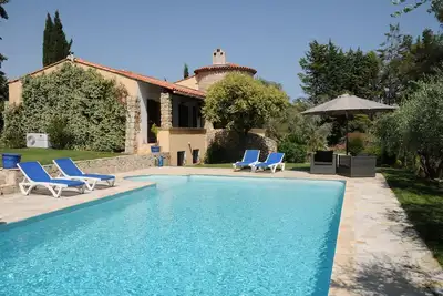 Image de Villa de haut standing, spacieuse, piscine d'eau salée privée, grand jardin