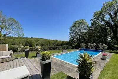 Image de Un cadre de campagne avec piscine