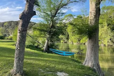 Image de Guadalupe River Front 4 chambres, 2 salles de bains Flotteur, poisson, bain à remous et sanglier Shuffle
