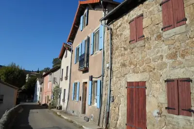 Image de Maison traditionnelle en pierre aux volets bleus dans un magnifique village de montagne ardéchois.
