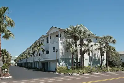 Image de Beautiful 3 Br, 2. 5 Ba Townhome sur la côte ouest ensoleillée de la Floride