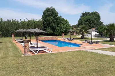 Image de Maison donnant sur la piscine, idéale pour les familles.