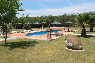 Image de Maison donnant sur la piscine, idéale pour les familles.