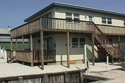 Image de Cette unité au 2ème étage offre une vue magnifique sur la baie et les couchers de soleil.