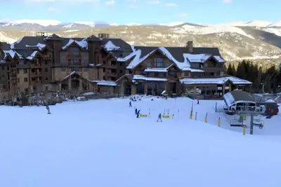 Image de Ski In, Ski Out condo d'une chambre à droite à l'ascenseur Grand Lodge au pic 7