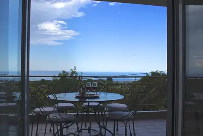 Image de Appartement luxueux avec vue imprenable sur la mer.