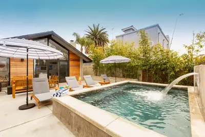 Image de Sleek Modern 6 Bdr w / Pool & Rooftop Patio ❤ by AvantStay