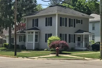 Image de Marchez jusqu’à la ville et à la plage depuis ce 4 chambres (12 personnes) 2 Bath Coastal Cottage!