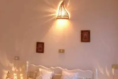Image de Casa Blanca avec ces deux belle terrasses, (une décorée en céramique et une autre équipée d’une Barbecue, )proche de la zone touristique hammamet centre.