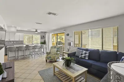 Image de Maison de ville récemment mise à jour avec 3 chambres à quelques pas de la plage