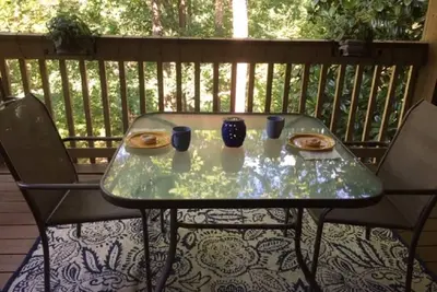 Image de Nouveau sur le marché: spacieux 2br / 2. Condo 5 Ba, à quelques pas du lac, Dog Friendly!