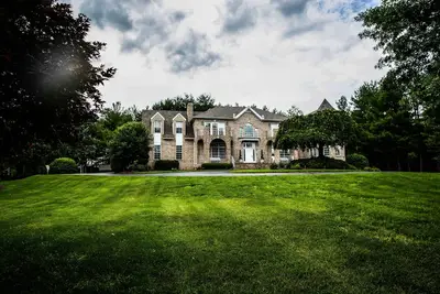Image de Magnifique château / maison sur 1, 5 hectares - dans le centre d'Annandale / minutes de Washington Dc
