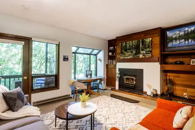 Image de Cedar Suite at Snowater ~ 4 personnes, Piscine chauffée, Terrains de sport, Sauna, Animaux acceptés