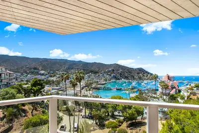 Image de Vues sur l'océan, le port et la ville, A / C, voiturette de golf, barbecue