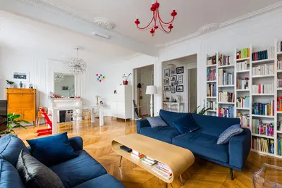 Image de Élégant appartement 3br avec balcon à quelques pas de la Tour Eiffel, par Veeve