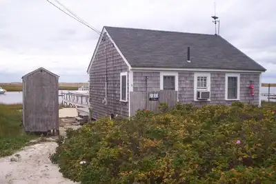 Image de Tiny Waterfront House - Pamet Harbour, Truro. Près de Provincetown
