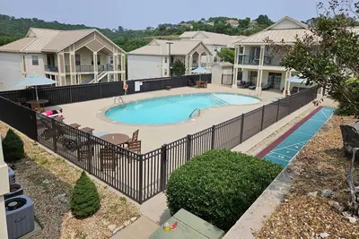 Image de Grande Table Rock Lake Condo. 100 mètres à la rampe de bateau. Apportez votre bateau. Lits King Size Dans Chaque Chambre