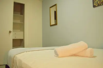 Image de Chaleureuse maison africaine intérieure rustique en lauriers
