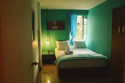Image de Salle chaleureuse à Laureles à 3 minutes de la 70