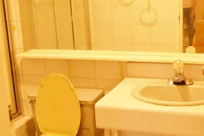Image de Belle chambre dans un appartement africain élégant en lauriers