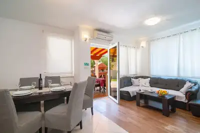 Image de Appartement de deux chambres avec la terrasse Supetar, Brac (A-16923-a)