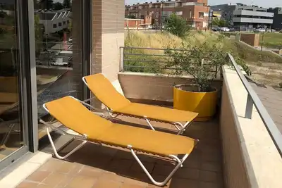 Image de Studio avec terrasse et jardin