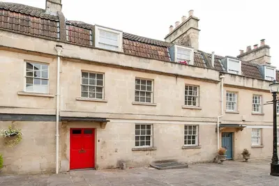 Image de Bel appartement de centre-ville 2 chambres dans Georgian Mews Maison avec jardin.