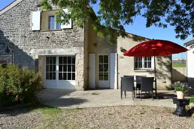 Image de gite de charme proche La Rochelle, piscine au sel chauffée