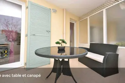 Image de beau studio bien situé avec terrasse