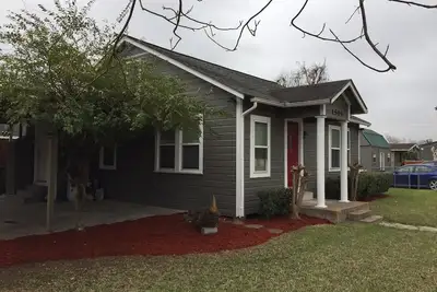 Image de Belle maison de style cottage avec tout ce dont vous avez besoin pour un séjour confortable.