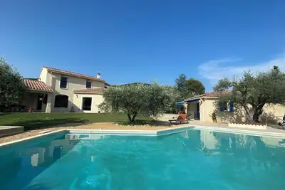 Image de Maison avec grande piscine privée en Provence