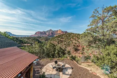 Image de Belle maison Sedona avec une grande cuisine de campagne et une vue imprenable à 280 degrés