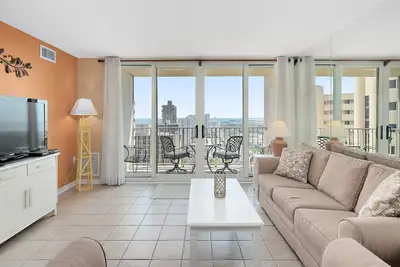 Image de Belle unité 2 Br 2 Ba avec une vue imprenable, bâtiment face à la mer et 2 piscines!