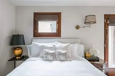 Image de Nouvelle Liste! Boutique de luxe dans le quartier chic avec entrée privée et bain, Villa B