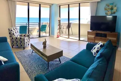 Image de Condo totalement en bord de mer à Horizons Condominiums avec accès au balcon de toutes les chambres