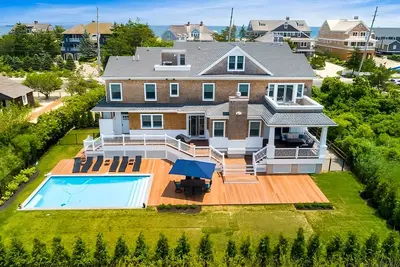 Image de Location ultra haut de gamme avec piscine et proche de la plage